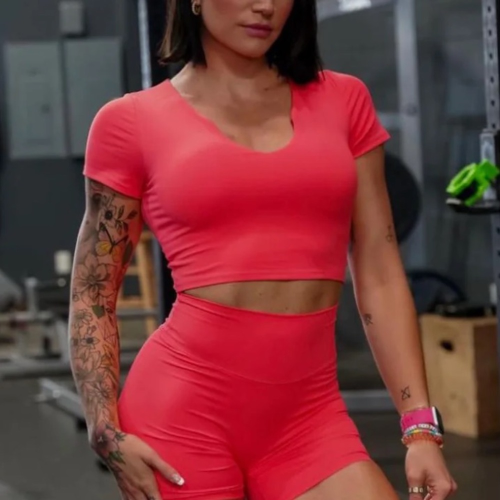 P’TULA Notch Cropped Tee